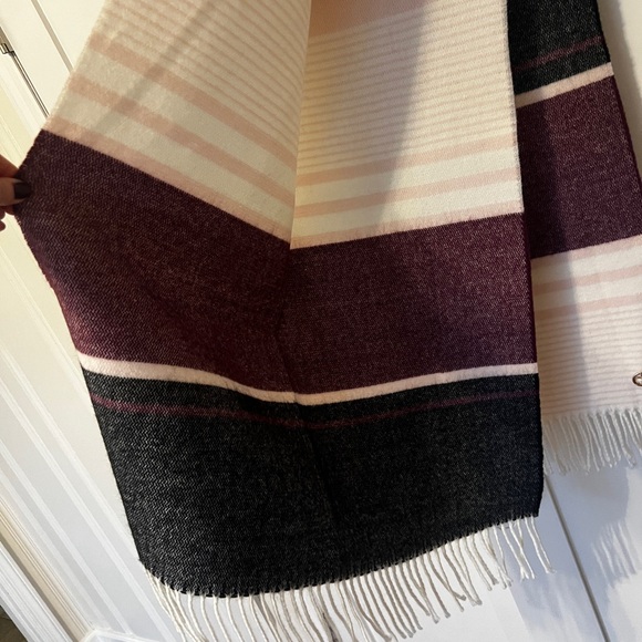 Calvin Klein scarf, new with tags - Picture 2 of 4